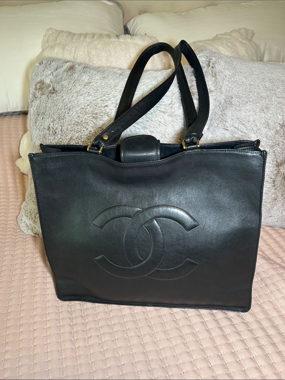 434. CHANEL Black CC Leather Shoulder Tote